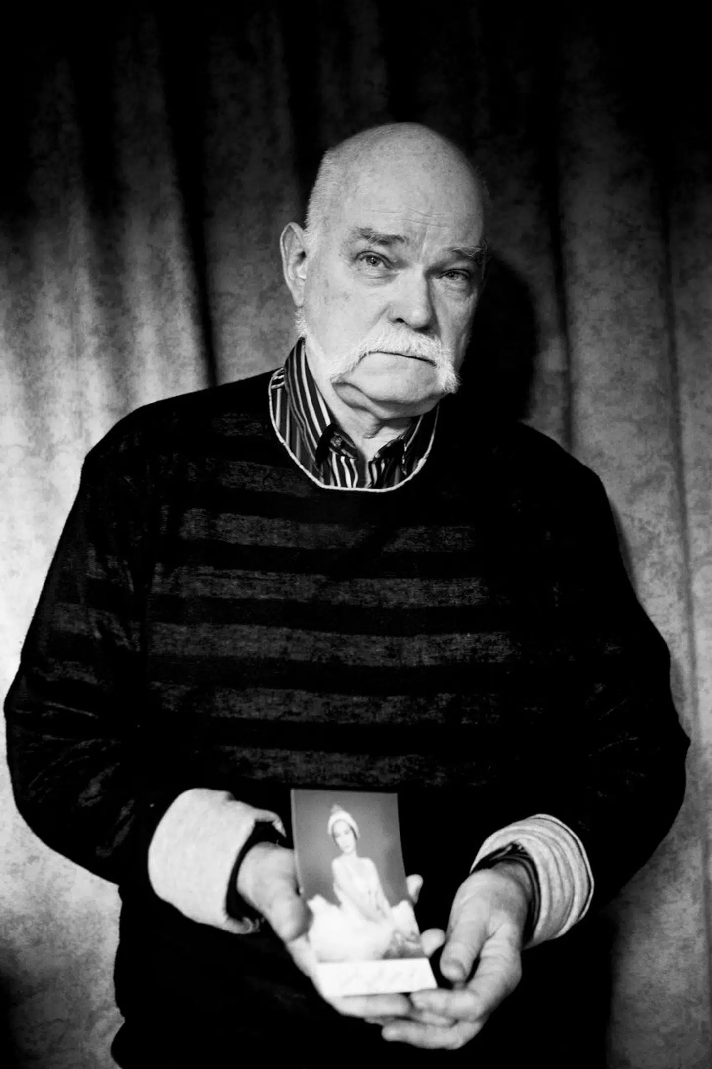 Erik Aschengreens kærlighed til teatrets verden startetde tidligt. Hele sit liv samlede han på autografer. Her holder han billede og autograf fra Margot Lander, der var feteret førstesolodanserinde på Det Kongelige Teater.