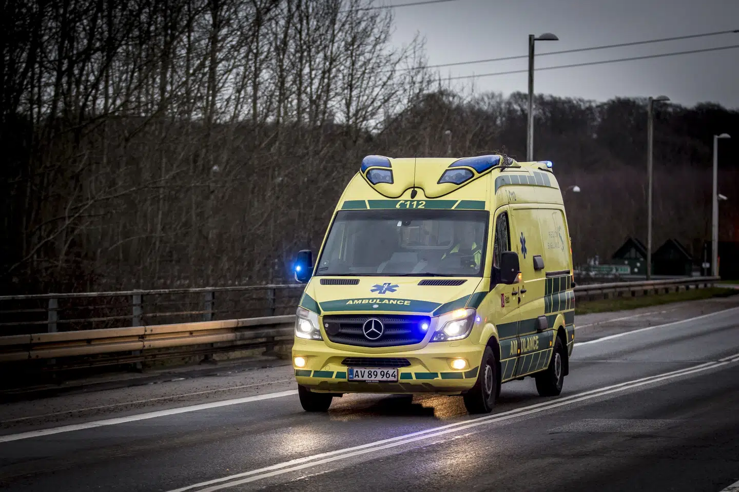 Omkring 50.000 akutindlæggelser om året – eller mere end hver sjette ambulance med blå blink – skyldes en mistanke om en hjerteblodprop. Men halvdelen af de indlagte fejler ingenting og udskrives igen. (Arkivfoto).