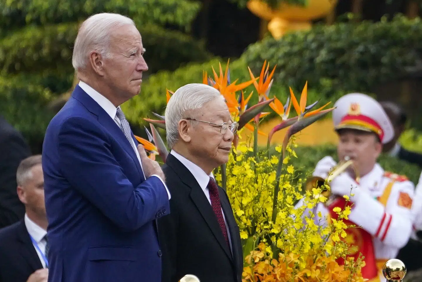 USA's præsident, Joe Biden, ved en velkomstceremoni søndag i Vietnam. Til højre Vietnams leder, Nguyen Phu Trong. Evan Vucci/Ritzau Scanpix