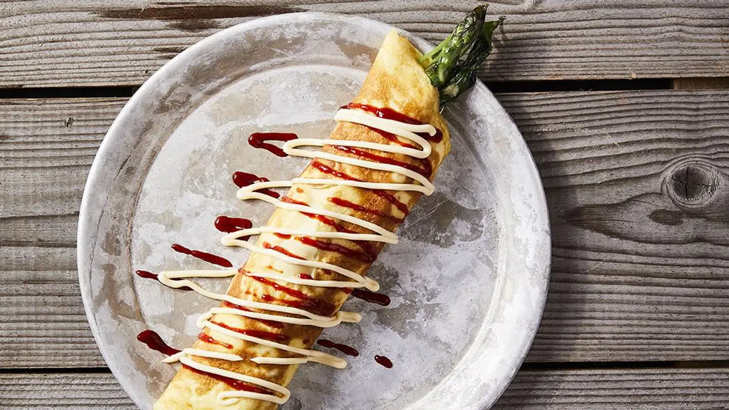 Lasse Askov står bag opskrift på grøn omelet i Klimakogebogen.