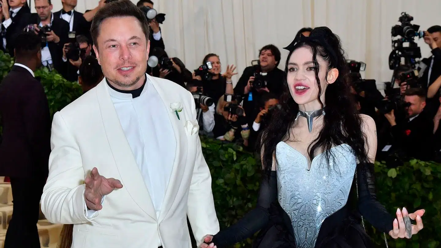 Elon Musk og sangeren Grimes ved Met Gala i 2018. Året hvor de to mødtes.