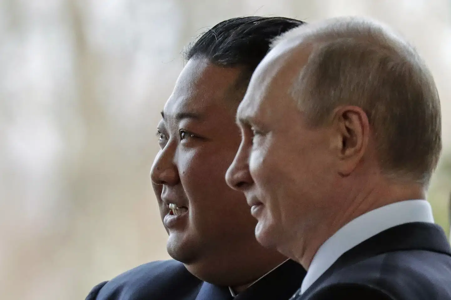 Putin og Kim Jong-un stiller her op til fællesbillede under møde i Vladivostok i 2019.