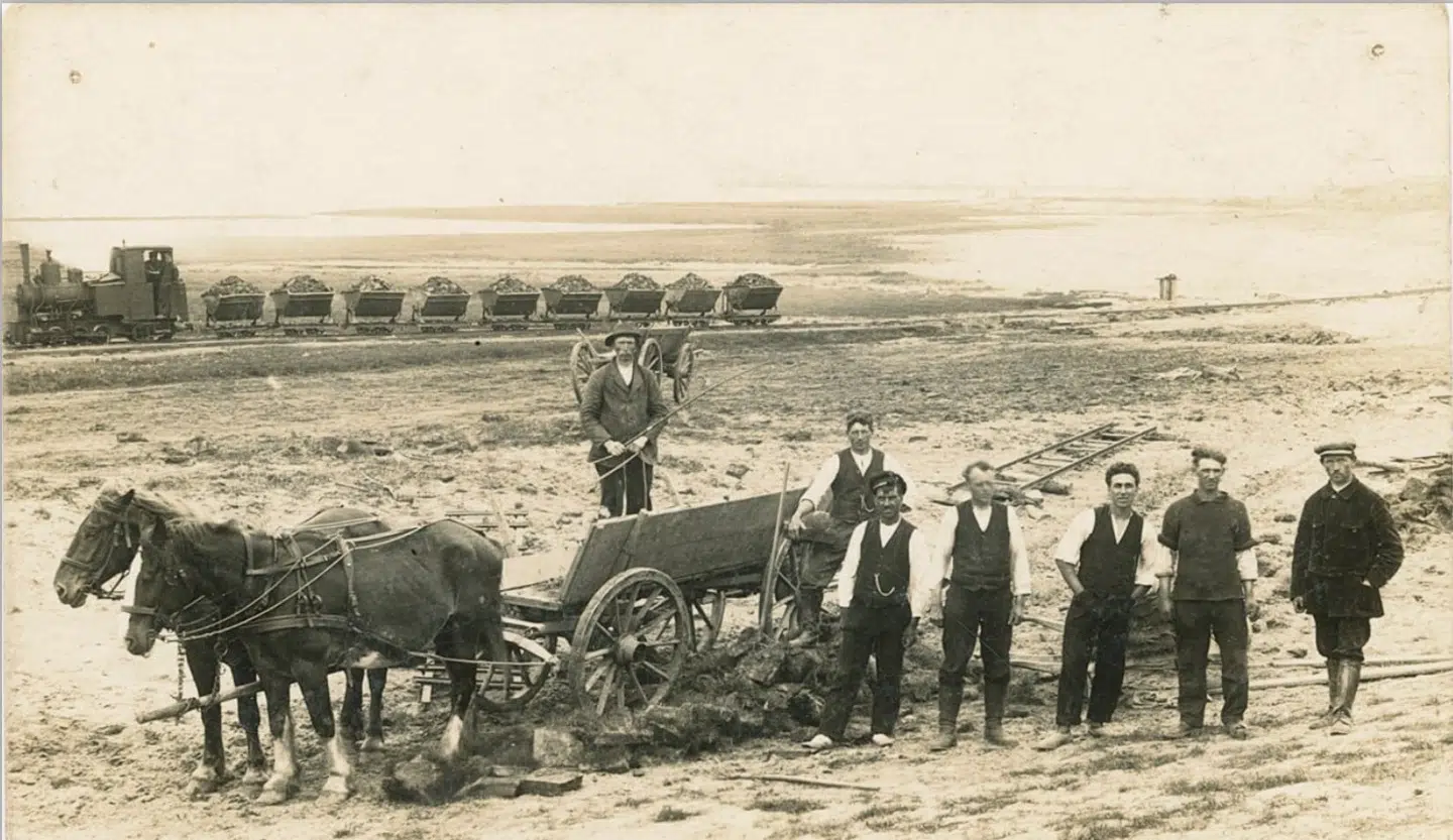 Rejsbydiget blev opført af 300 mænd i hold af tre. Dem, der arbejdede med jord og klæg fik 92 øre i timen, hvilket var godt dengang. Dem, der arbejdede med græstørv fik 4 øre pr. kvadratmeter, og de flittige kunne tjene en ugeløn på 100 kroner. Credit: »Hvem byggede digerne« af Dorit Iversen, Esbjerg Kommune.