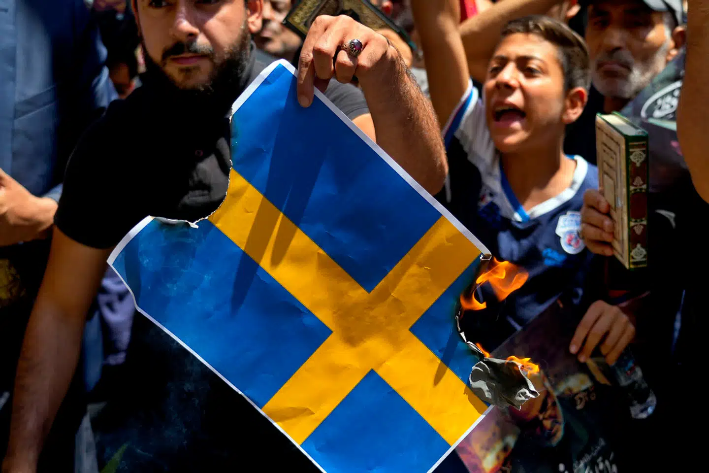 Demonstranter i Beirut brænder svenske flag i protest mod koranafbrændinger. foto: Bilal Hussein, AP, Scanpix.