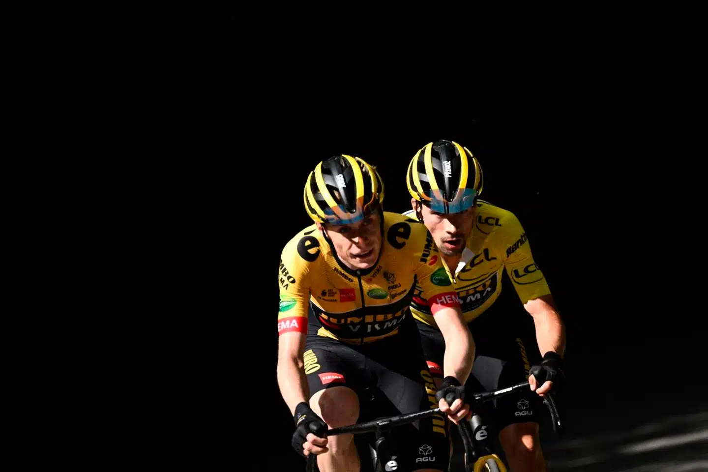 Jonas Vingegaard og Primoz Roglic deler kaptajnrollen på Jumbo-Visma, det stærkeste kollektiv i årets Vuelta. Her ses de to sammen under Criterium du Dauphine i 2022. Foto: Marco BERTORELLO / AFP