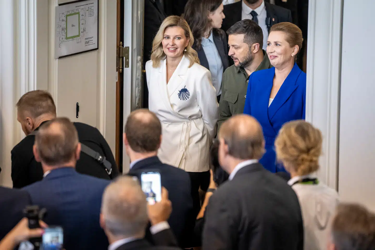 Ukraines præsident Volodymyr Zelenskyj ankommer sammen med sin kone Olena Zelenska og statsminister Mette Frederiksen til Landstingssalen, hvor præsidenten taler til Folketinges medlemmer på Christiansborg. Foto: Mads Claus Rasmussen, Scanpix.
