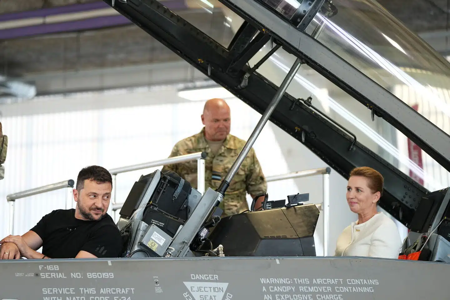 Ukraines præsident Volodymyr Zelenskyj og statsminister Mette Frederiksen sidder i et af de F-16 fly, som Danmark har doneret til Ukraines kamp mod Rusland. Dog mener Martin Krasnik ikke, at dette vil afgøre udfaldet på slagmarken. Foto: Mads Claus Rasmussen, Scanpix