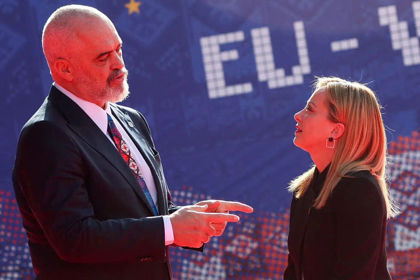 Albaniens premierminister Edi Rama byder den italienske premierminister velkommen i Tirana. Foto: Florion Goga, Scanpix