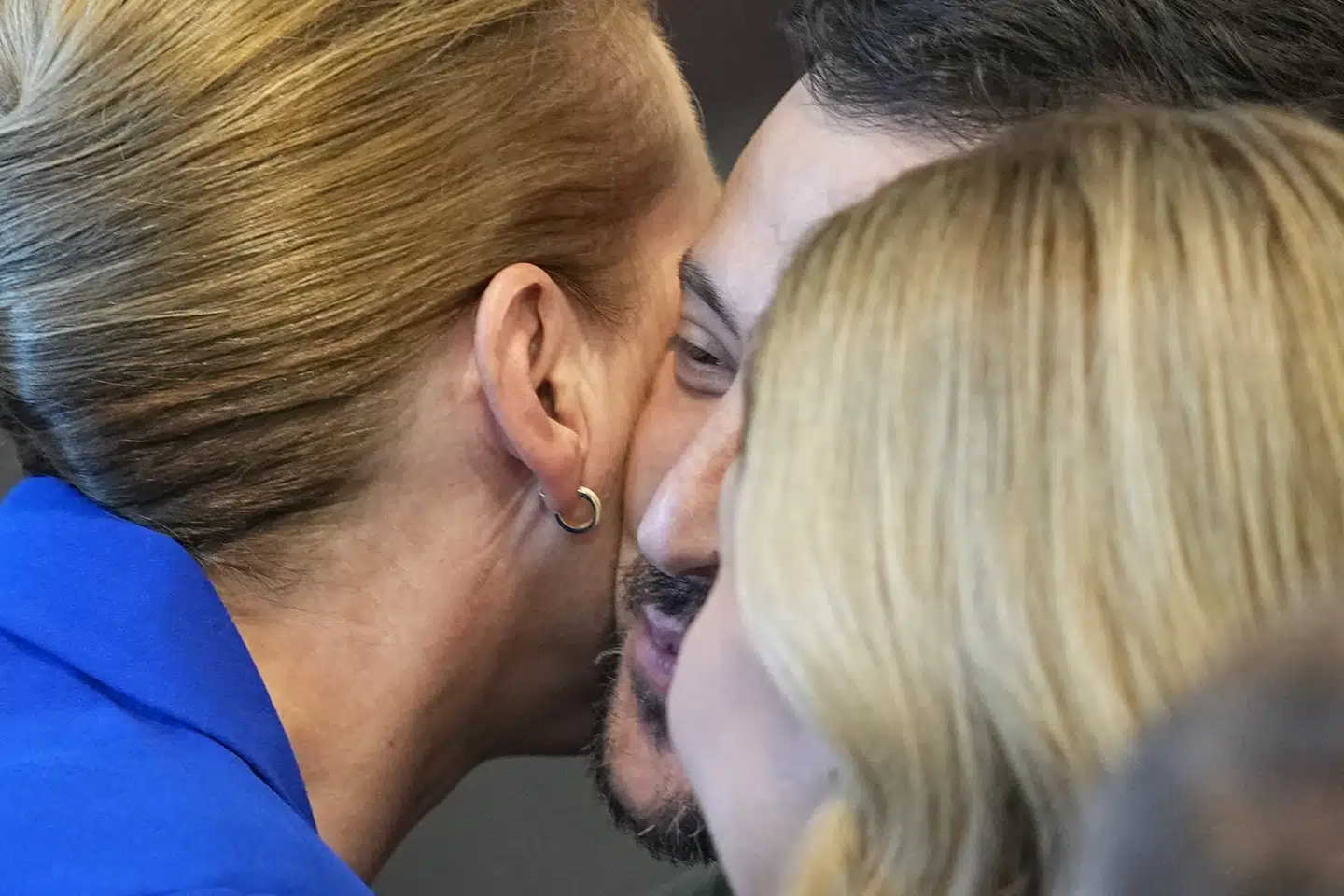 Ukraines præsident Zelenskyj omfavnes af statsminister Mette Frederiksen efter sin tale til Folketinget. Foto: Mads Claus Rasmussen, Scanpix.