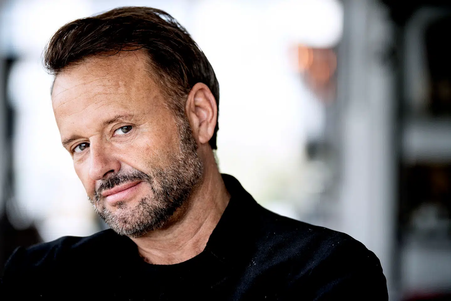 Dennis Knudsen »følte« ikke, at han så Kombardo-medarbejderen springe for livet, da han gassede op og forsøgte at køre sin bil og campingvogn ombord på færgen efter i øvrigt at have smadret bommen, så den ikke var i vejen. Hun må ellers have stået lige foran ham som en ret indiskutabel objektiv realitet. Foto: Bax Lindthardt, Scanpix