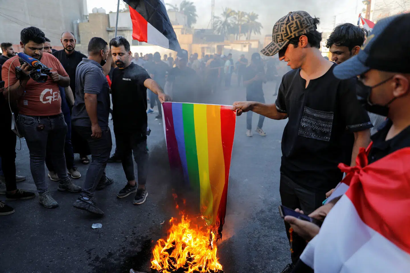 Demonstranter afbrænder regnblueflag foran den svenske ambassade i Irak i protest mod koranafbrændinger. Nu vil en dansk forening demonstrere imod de muslimske landes behandling af homoseksuelle. Foto: Khalid Al-Mousily, Reuters, Scanpix.