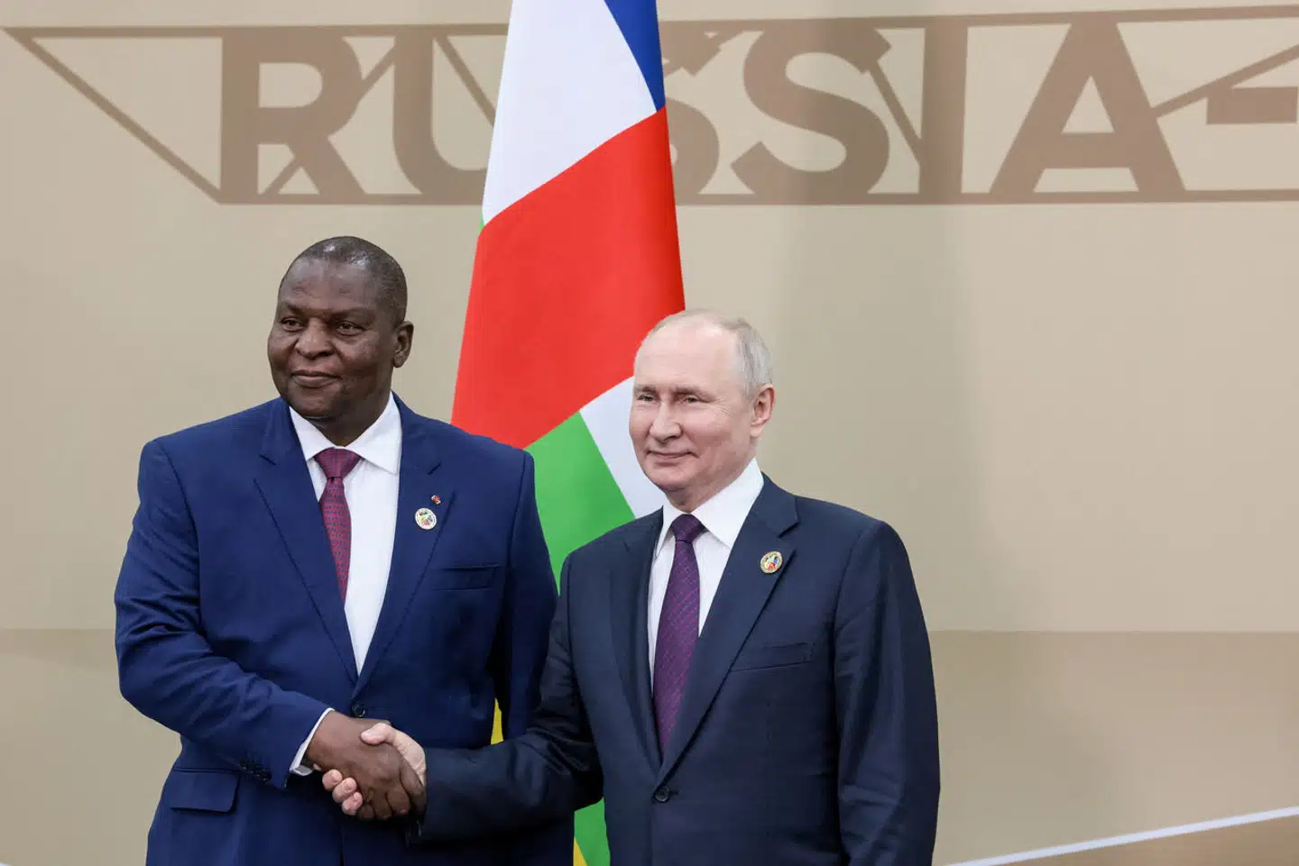Vladimir Putin og Faustin-Archange Touadera mødtes under afrikatopmødet i Sankt Petersborg. Foto: Mikhail Metzel, TASS / Scanpix