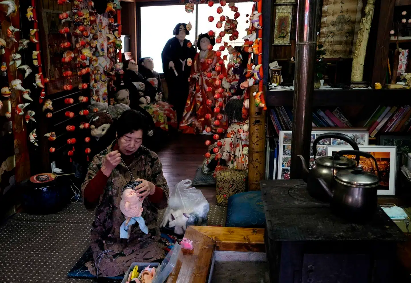 I Japan bor flere og flere alene. Det opfattes som et alvorligt problem i japansk kultur, hvor man forsøger at imødekomme ensomhed i mindre byer ved eksempelvis at sætte dukker op. Arkivfoto: Kazuhiro Nogi, Scanpix