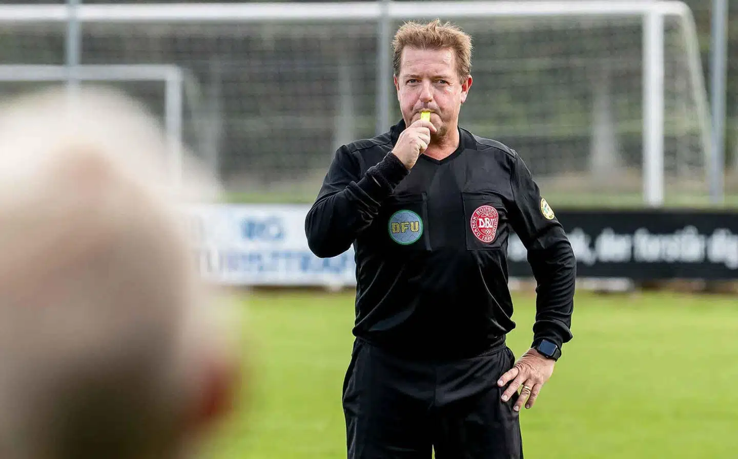Selvom Jens Rohde har fået at vide, at han »kraftedme er lige så elendig en dommer, som han er politiker«, elsker han sin nye hobby som fodbolddommer. Foto: Morten Pedersen, Scanpix.