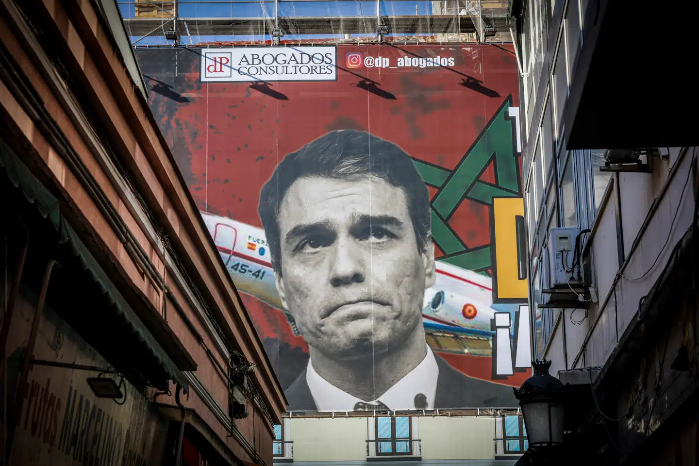 Pedro Sánchez' fjender er en broget skare. Her har det aktivistiske firma Desokupa, der har specialiseret sig i at fjerne folk, som har bosat sig ulovligt i private hjem i Spanien, hængt en banner op af en sammenbidt premierminister. Firmaet, der udøver professionaliseret selvtægt, anser Sánchez for at være alt for blød overfor ulovlig bosætning. Foto: David Canales, Scanpix