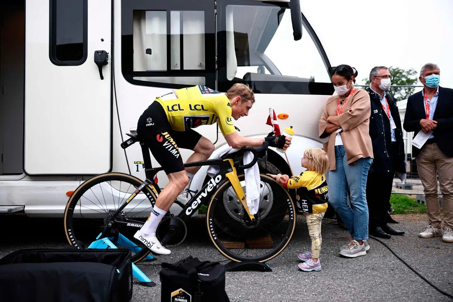 Jonas Vingegaard har fast besøg af sin hustru Trine Marie Hansen og datteren Frida under etapeløb. Foto: Anne-Christine Poujoulat, AFP / Scanpix