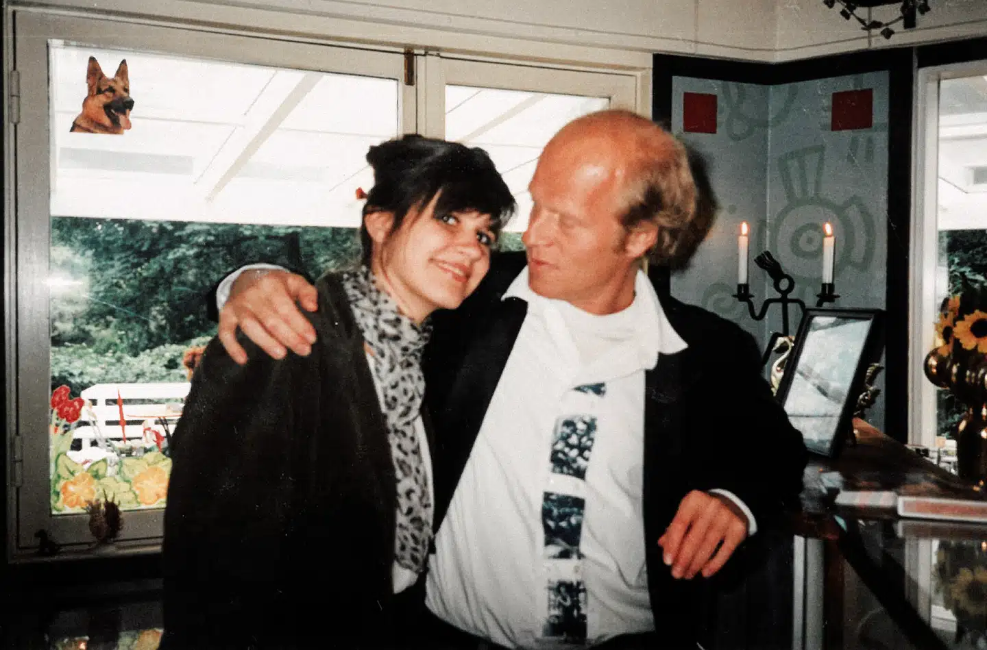 Morten Sabroe og Birgithe Kosovic til fest på cafeen i Ørstedsparken, efter de blev gift på Københavns Rådhus. Privatfoto.