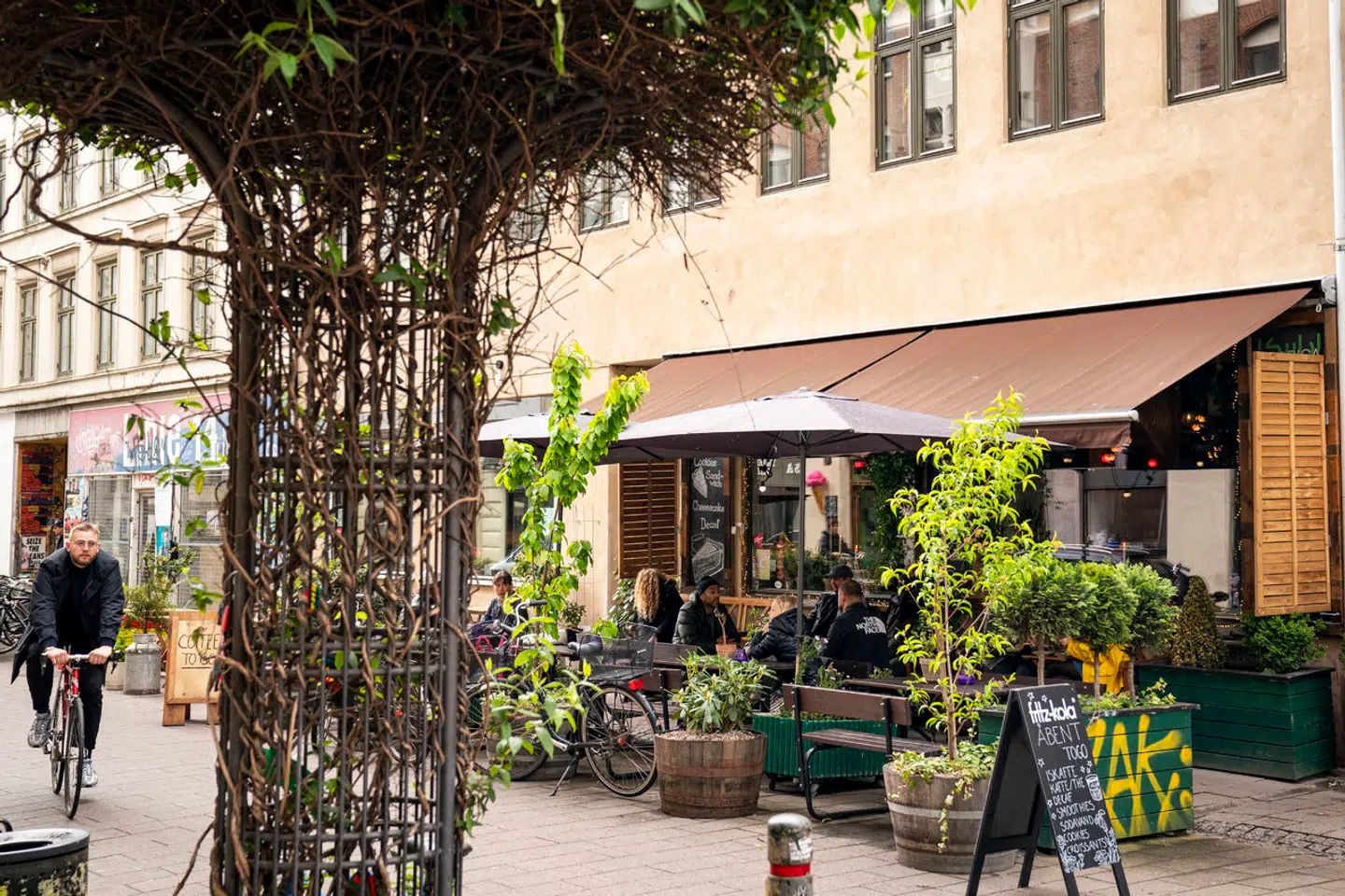 Københavns Borgerrepræsentation har besluttet at forbyde udeservering i hverdage efter klokken 22. Det vil kunne mærkes på gader som Blågårdsgade i København. Arkivfoto: Niels Christian Vilmann, Scanpix