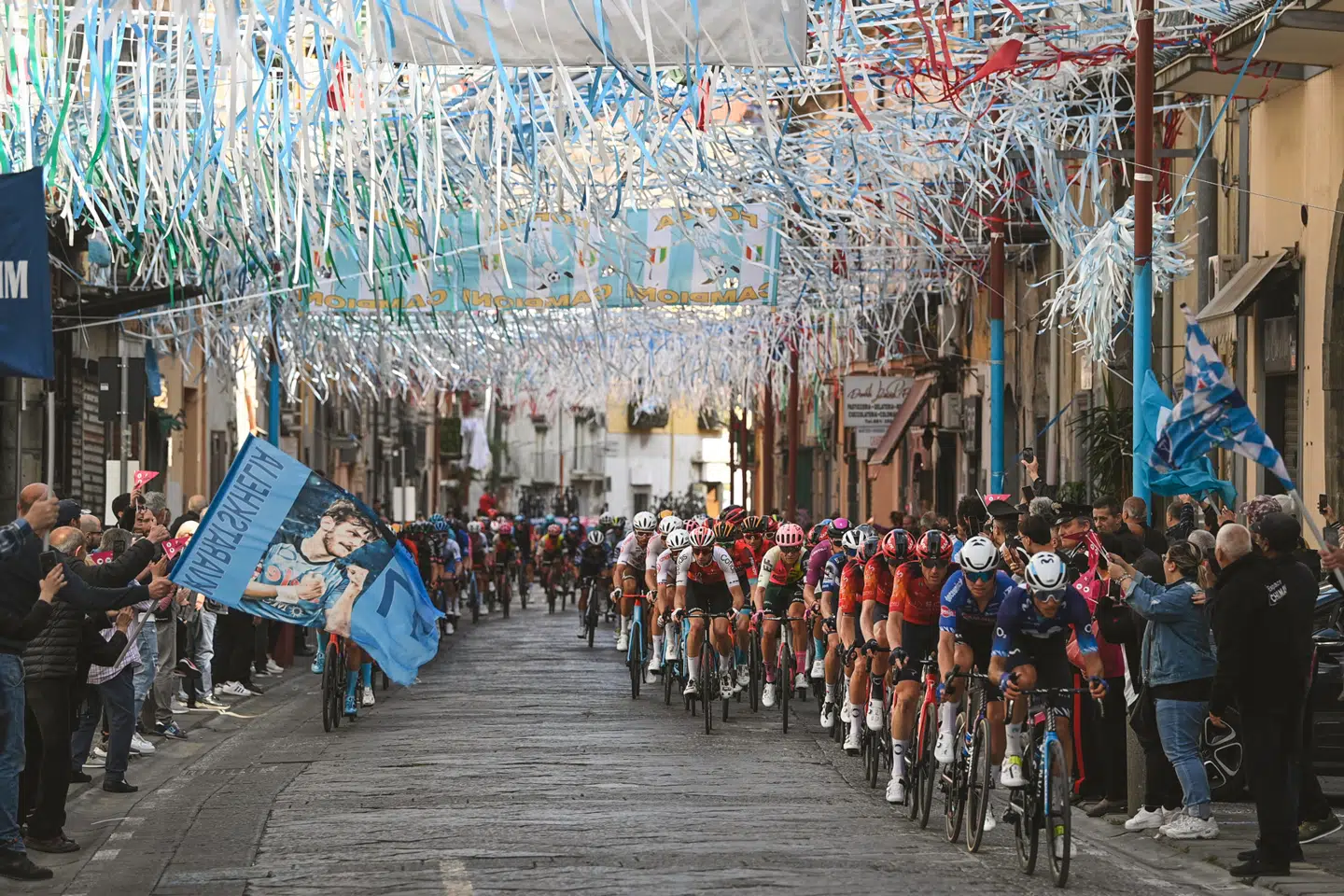 Feltet svøbt i lyseblåt på vej gennem Napolis gader. Foto: Fabio Ferrari, Scanpix