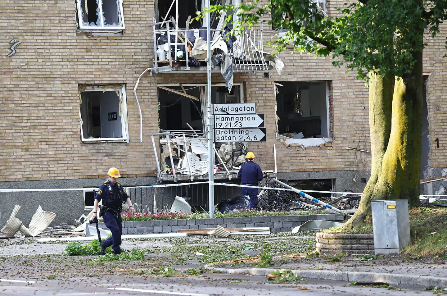 Svensk politi har endnu ikke fundet gerningsmænd og motiv til en voldsom eksplosion rettet mod en beboelsesjendom i Linköping fredag i sidste uge. 25 personer fik mindre kvæstelser og op imod 250 lejligheder tog skade.