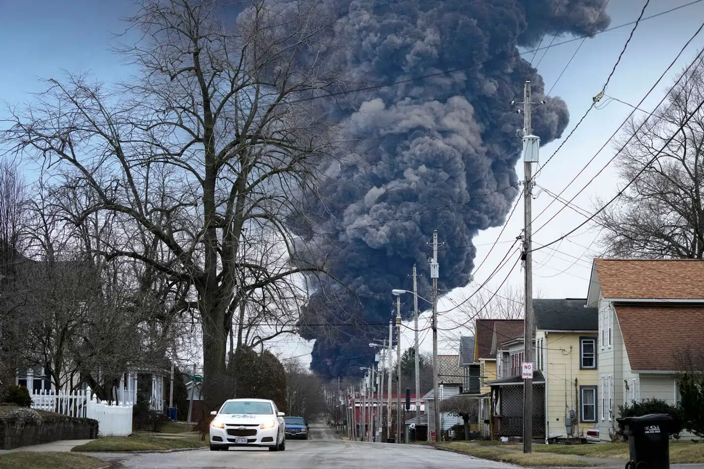 En sort røgfane rejser sig over East Palestine, Ohio. Foto: Gene J. Puskar, Scanpix