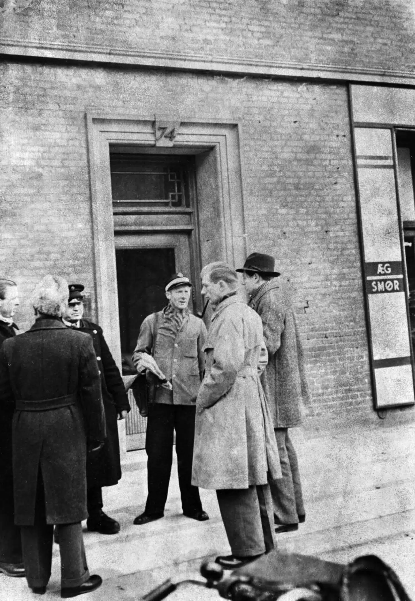 Den 20. februar 1948 blev ægteparret Jacobsen fundet dræbt i deres lejlighed på Peter Bangs Vej. Århundredets største uopklarede mordgåde i Danmark. Folk uden for opgangen på Peter Bangsvej nr. 74. Foto: Allan Moe, Scanpix