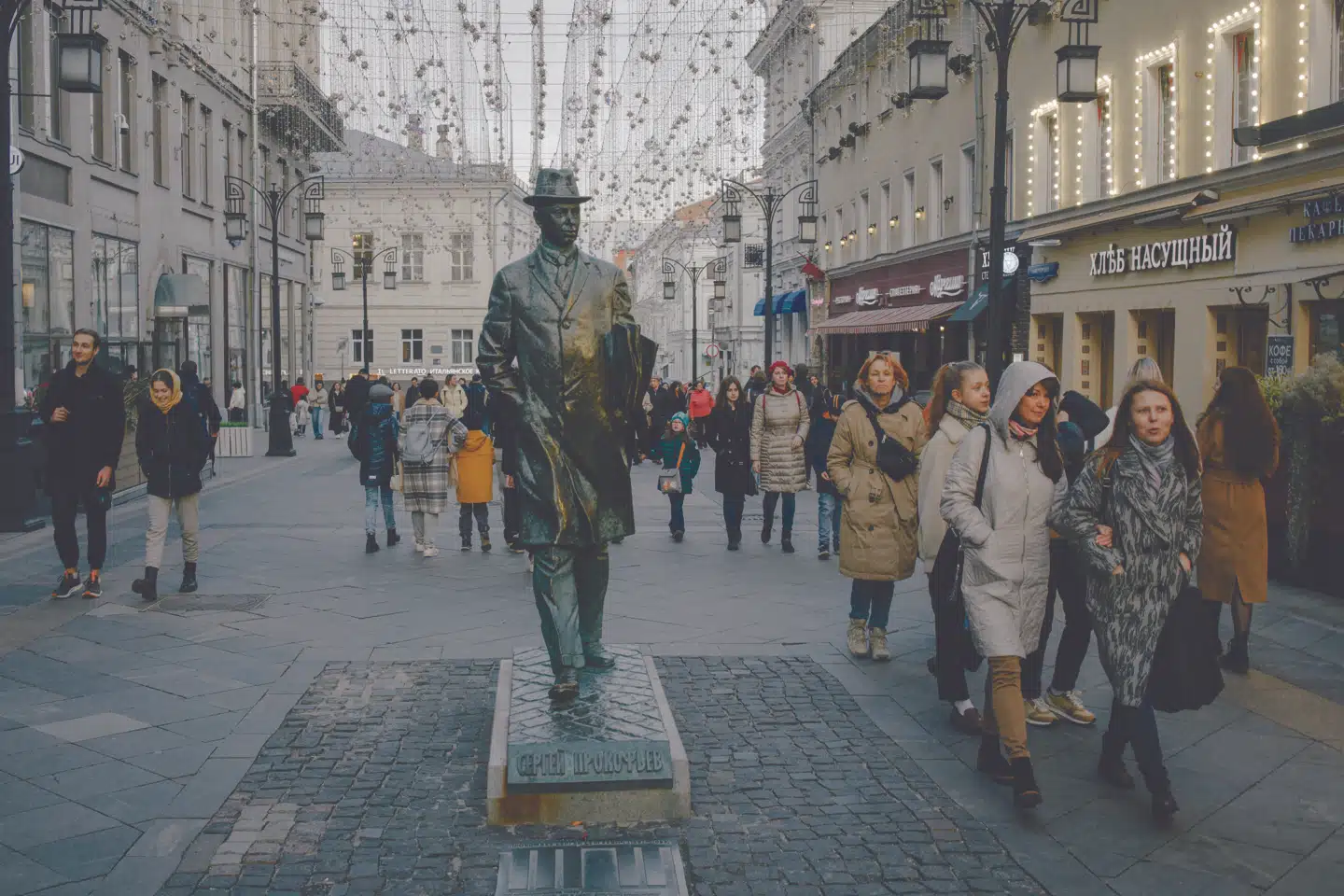 Moskovitter på shopping i det centrale Moskva mærker ikke nødvendigvis meget til Vestens hårde sanktioner. Og faktisk er den russiske økonomi også stadig i vækst. Foto: Nanna Heitmann, Scanpix.