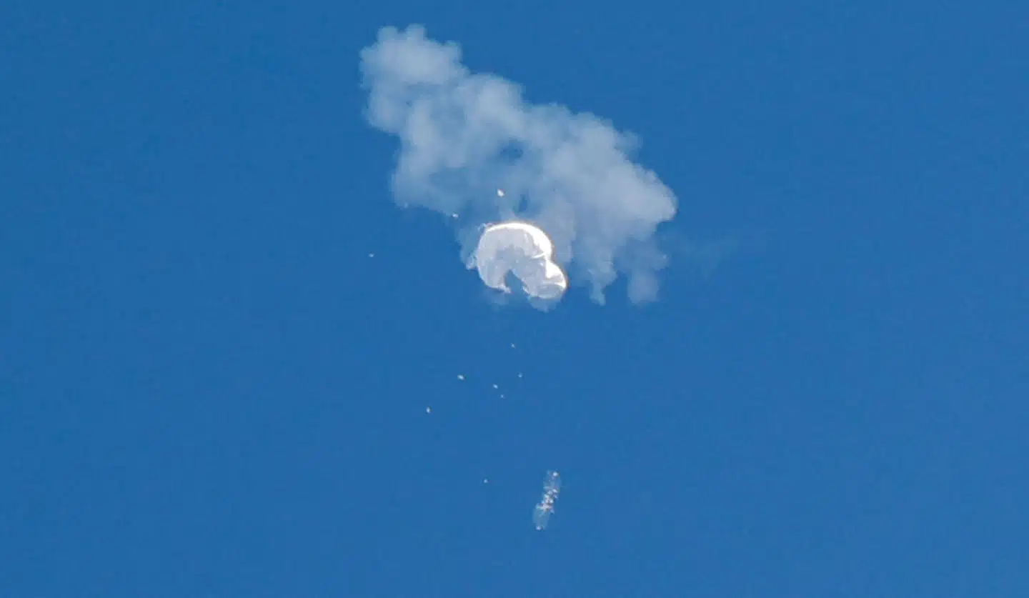 Resterne af den kinesiske spionballon flyver mod havet efter at være blevet skudt ned i South Carolina. Foto: Randall Hill, Scanpix