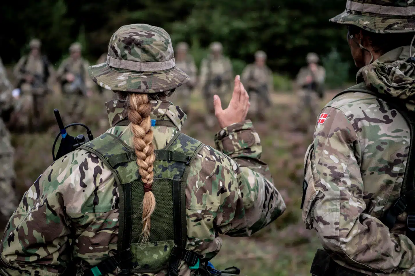 »Alle kvinder, der har været i forsvaret – som undertegnede selv – må medgive, at mænd alt andet lige er bedre soldater, fordi de fysisk er stærkere end kvinder,« skriver Anna Libak. Arkivfoto: Morten Stricker