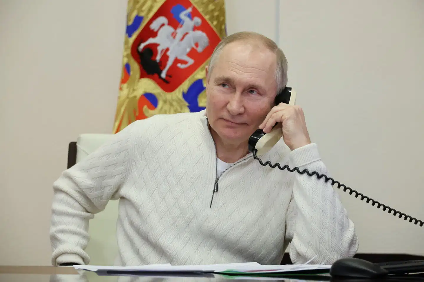 Vladimir Putin var hurtig til at ringe til Tyrkiets præsident, Recep Tayyip Erdoğan, efter jordskælvet. Her ses han under et andet telefonopkald i januar. Foto: EPA/MIKHAEL KLIMENTYEV / SPUTNIK / KREMLIN POOL MANDATORY CREDIT
