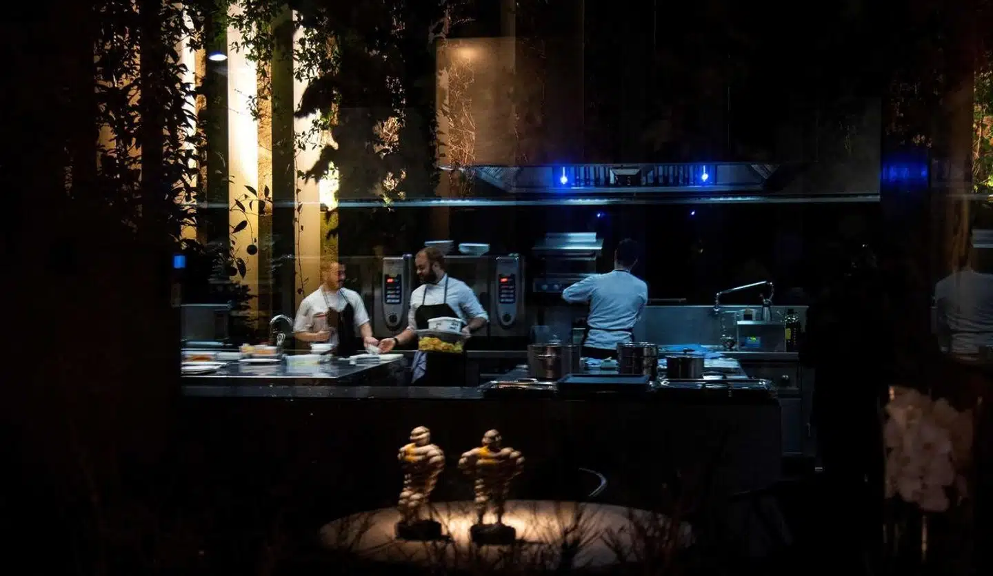 Travle kokke på den spanske Michelin resturant Atrio, som fornyllig fik sin tredje stjerne. Foto: Cristina Quicler, Scanpix