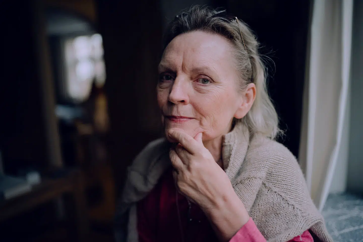 Da Karen Schultz bliver interviewet i sit hus på Møn, har hun kræft i stadie fire. Det er vigtigt for hende at fortælle om sine erfaringer som kvindelig soldat, og hun mener, at værnepligt af et afgørende ligestillingstiltag. Foto: Daniel Hjorth