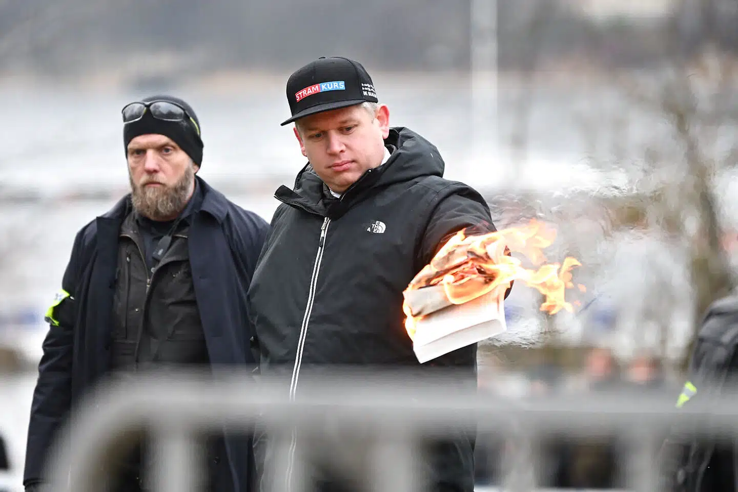 Rasmus Paludan er blevet en brik i spillet om Sveriges NATO-medlemskab efter afbrændingen af en koran foran Tyrkiets ambassade i Stockholm lørdag den 21. januar. Foto: Fredrik Sandberg/TT News Agency