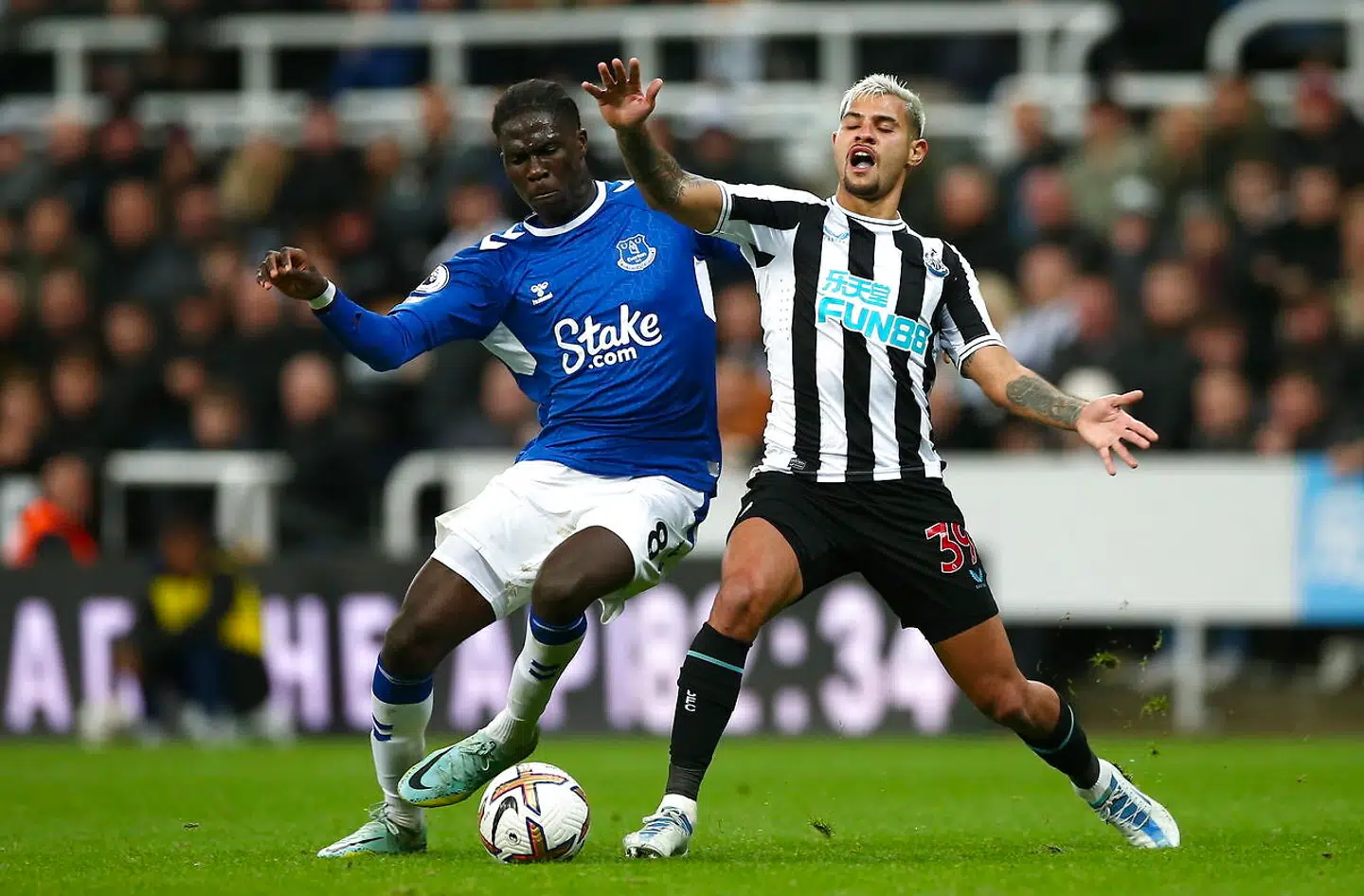 Everton og Newcastle er to af de klubber, der spiller med en betting-sponsor på trøjerne i Premier League. Her ses Amadou Onana fra Everton og Bruno Guimarães fra Newcastle i kamp den 19. oktober 2022. Foto: EPA/Adam Vaughan