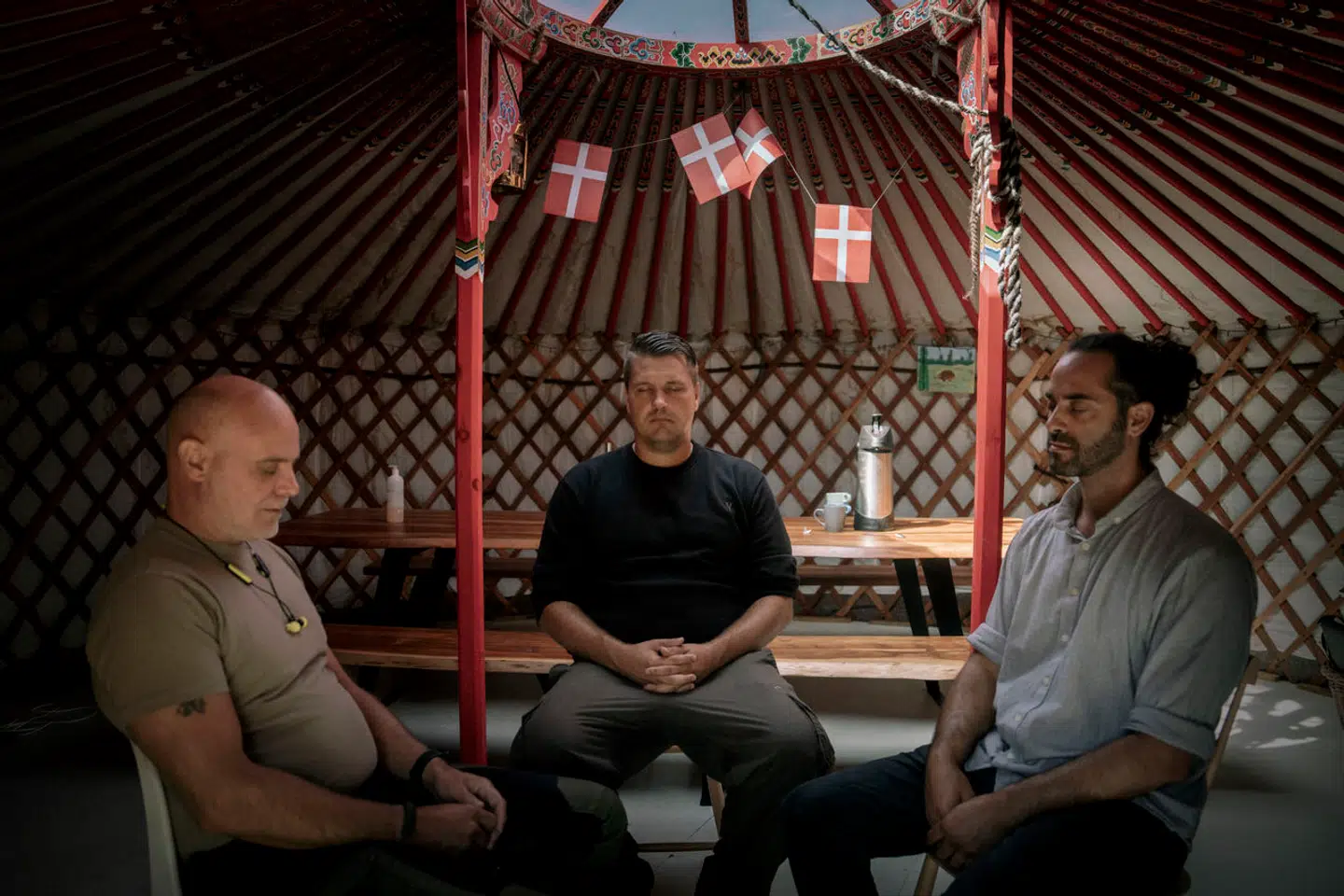 På Nature Retreat for Veteraner er alle enten selv veteraner, eller også har de ptsd tæt inde på livet. Bjarke Ellegaard (med høretelefonerne) er ansat som mentor på botilbuddet, hvor Henrik Ettrup (i midten) lige nu bor. Shlomy Ofer, der står for behandlingen på stedet, er selv veteran, og så er han søn af en ptsd-ramt veteran.