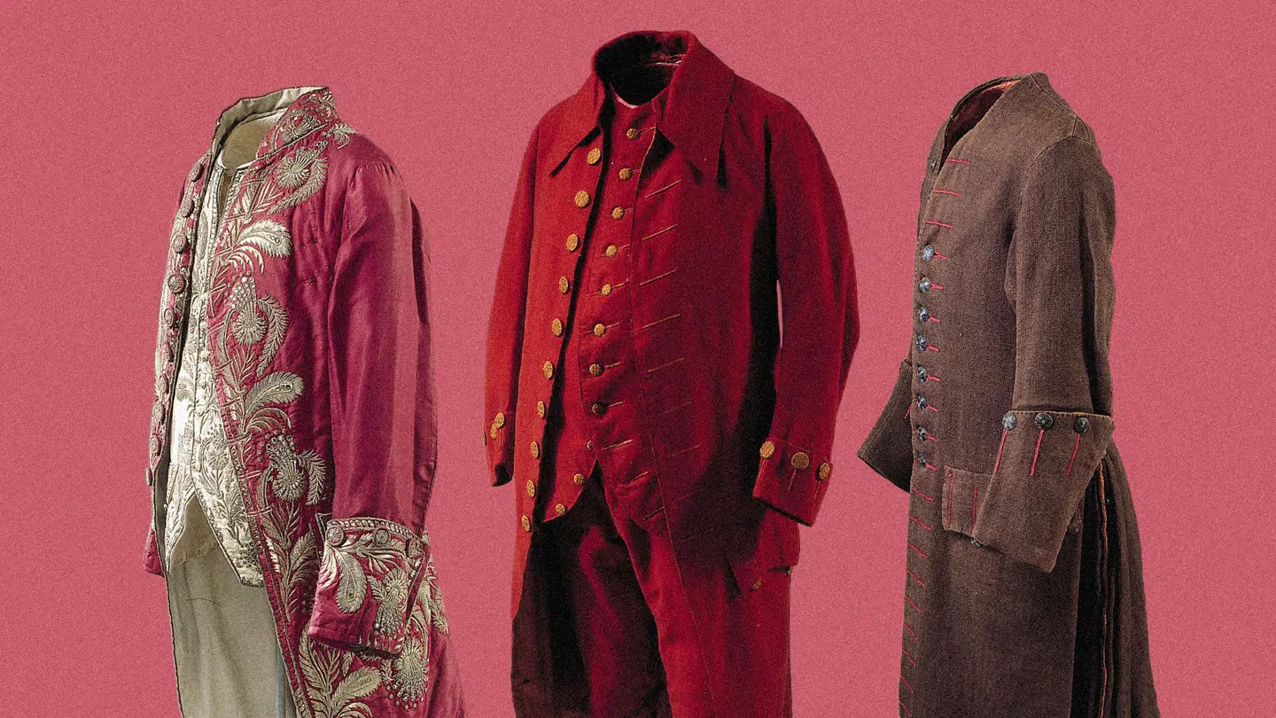 Luksusforordninger forsøgte at regulere, at enhver kun gik i, hvad der passede til ens stand, så samfundsordenen ikke blev udfordret. Her er tre eksempler på herredragter fra 1700 tallet: En adelig broderet silkekjole med vest, en borgerlig tredelt rød ulddragt, og en bondekjole i brunt vadmel. Kildefotos: Peter Danstrøm, Nationalmuseet