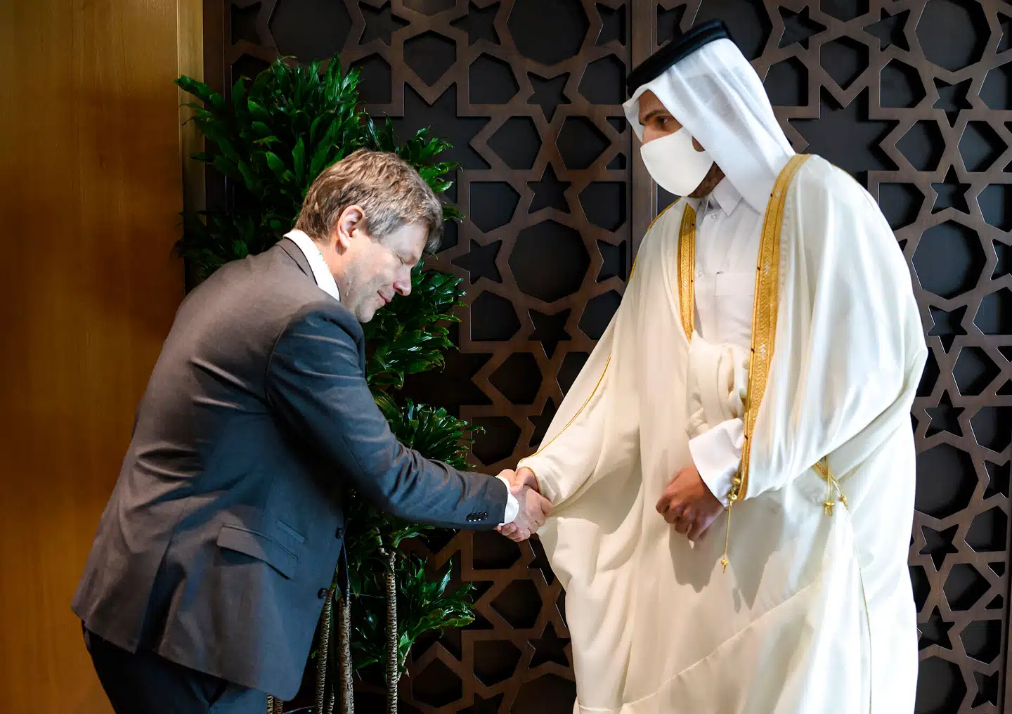 Tysklands vicekansler, De Grønnes Robert Habeck og Qatars handelsminister Mohammed bin Hamad bin Kasim al-Abdullah Al Thani. Foto: Bernd von Jutrczenka, AP / Scanpix