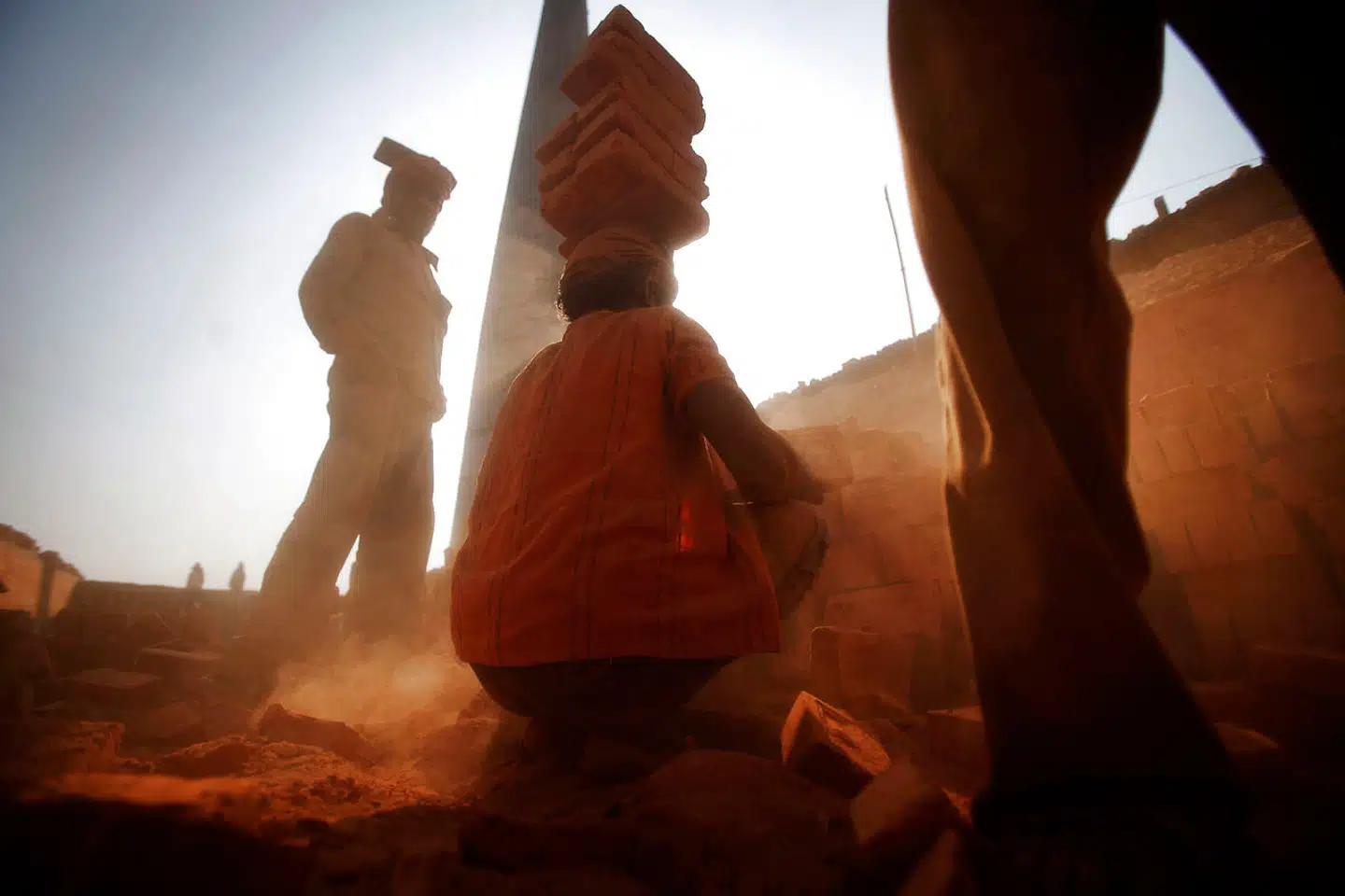 Nepalesiske arbejdere på et teglværk i Imadol i udkanten af Katmandu. Det kan godt være, at migranternes arbejdsforhold er elendige i Qatar, men de er ikke bedre i hjemlandet Nepal, og her lønnen er lavere.Foto: Niranjan Shrestha
