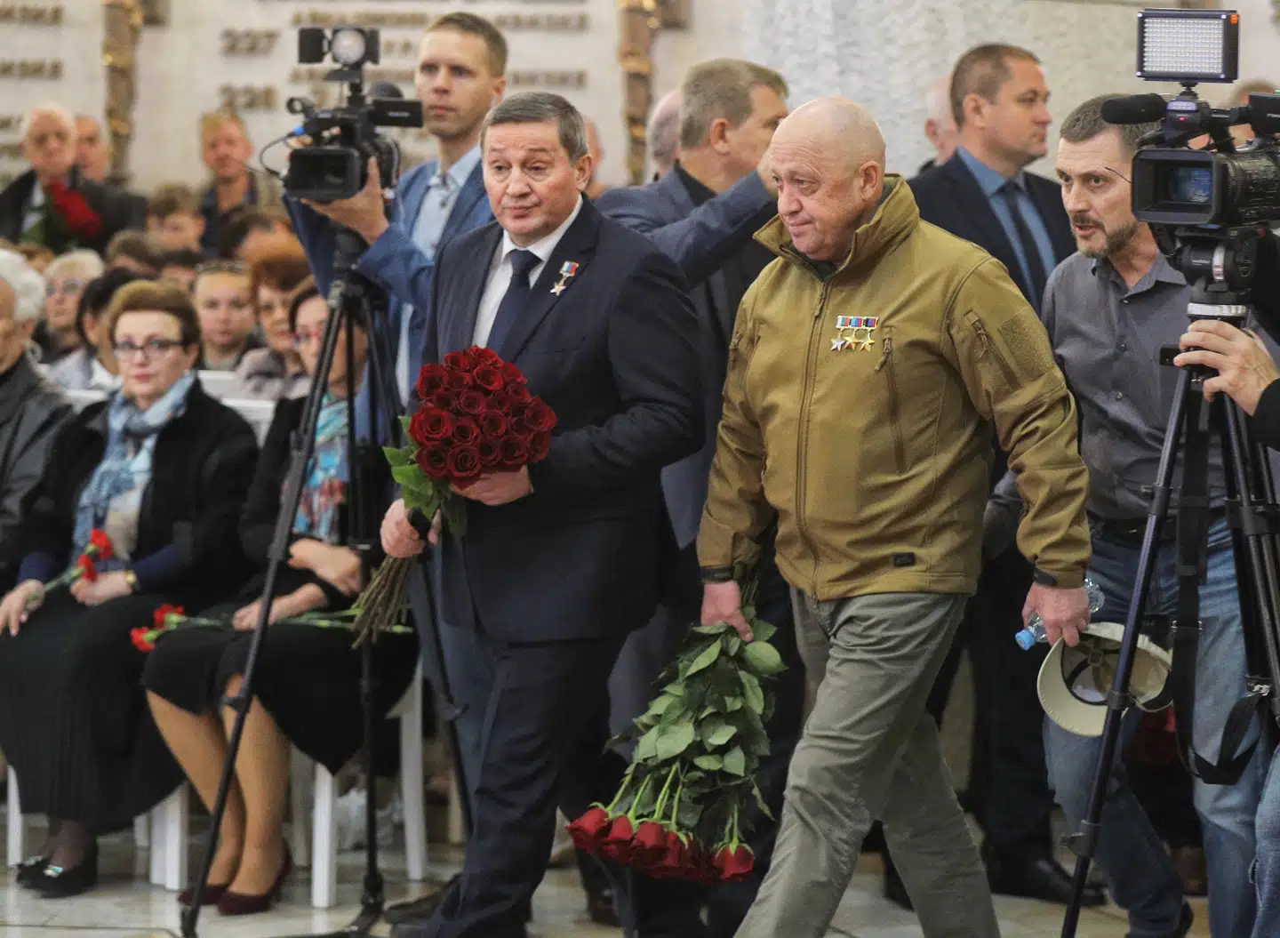 Mindehøjtidelighed i Volgograd for den berygtede leder i Wagnergruppen Aleksej Nagin, der i september omkom under kampe om Bakhmut i Donetsk-regionen i Ukraine. Putin har posthumt gjort ham til 'Helt af Den Russiske Føderation'. I forgrunden til højre ses Putins kamphund, stifteren af Wagnergruppen, Jevgenij Prigozjin, ved siden af guvernøren for Volgograd-regionen, Andrej Botjarov. Foto: Artem Krasnov, Scanpix
