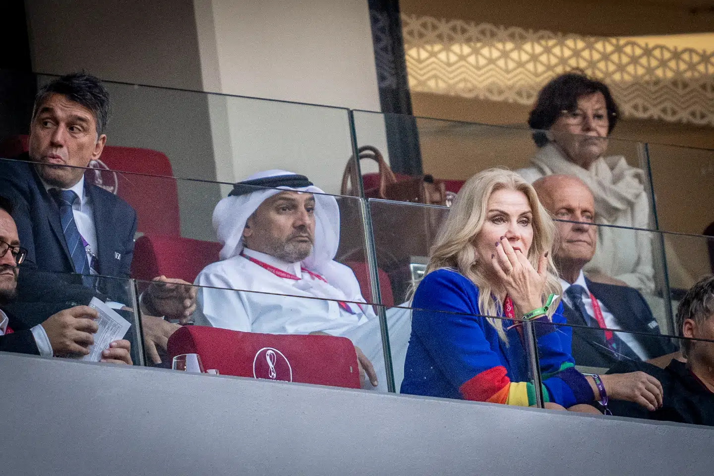 Mens landsholdet skamfuldt pillede OneLove-armbindet af, bar tidligere statsminister Helle Thorning-Schmidt et larmende regnbueflag på sine jakkeærmer i Qatar. Foto: Mads Claus Rasmussen, Scanpix.