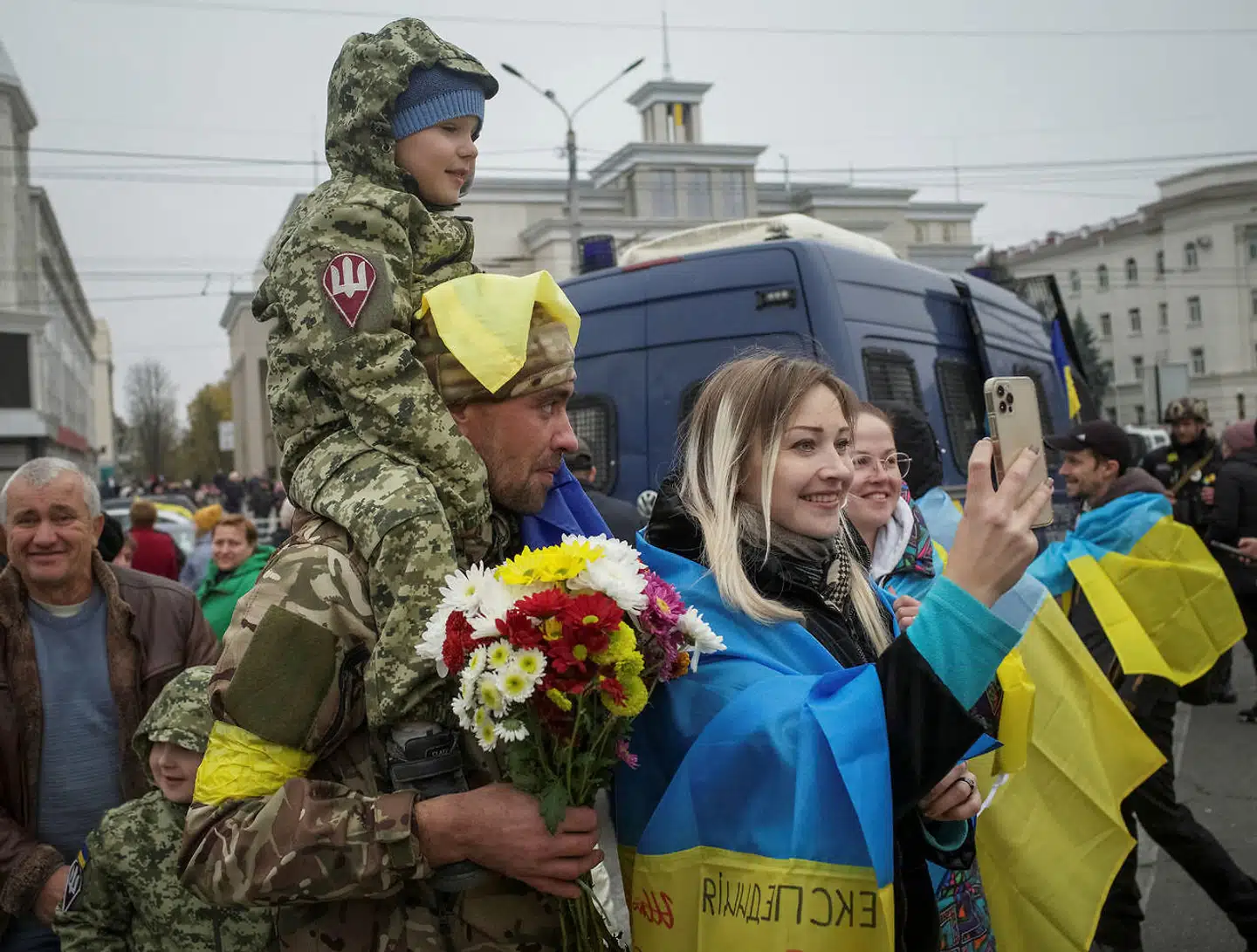 Ukrainske soldater bliver mødt med kærlighed og taknemmelighed i byen Kherson og andre byer og landsbyer i regionen af samme navn. Foto: Lesko Kromplitz, Scanpix