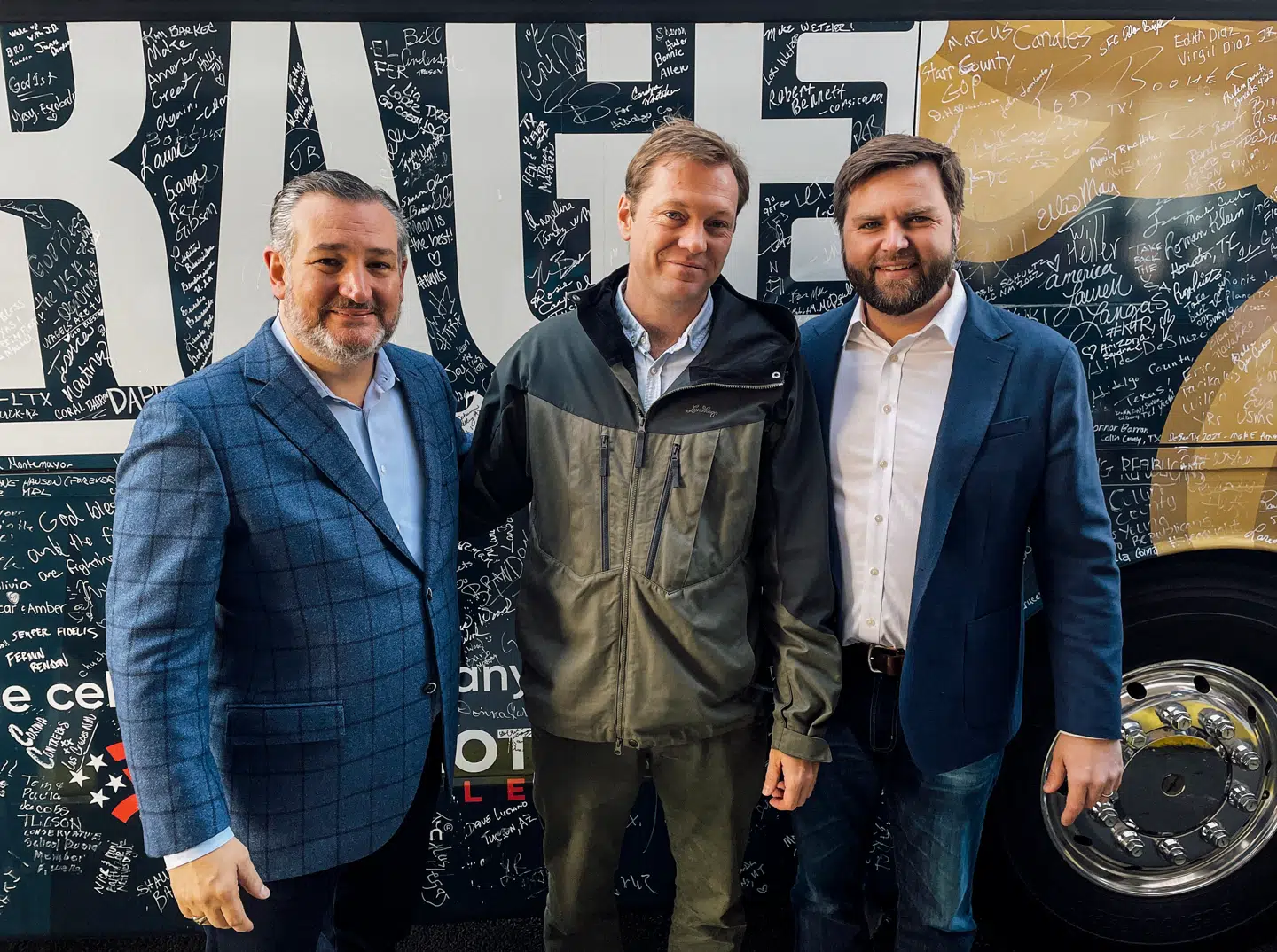 Avisens udsendte med rupublikanerne Ted Cruz (t.v.) og J.D. Vance, der stiller op til senatet for Ohio. Med erindringsbogen Hillbilly Elegy ville Vance have den hvide arbejderklasse til at tage ansvar for deres problemer. Men under valgkampen er han begyndt at give Washington skylden.