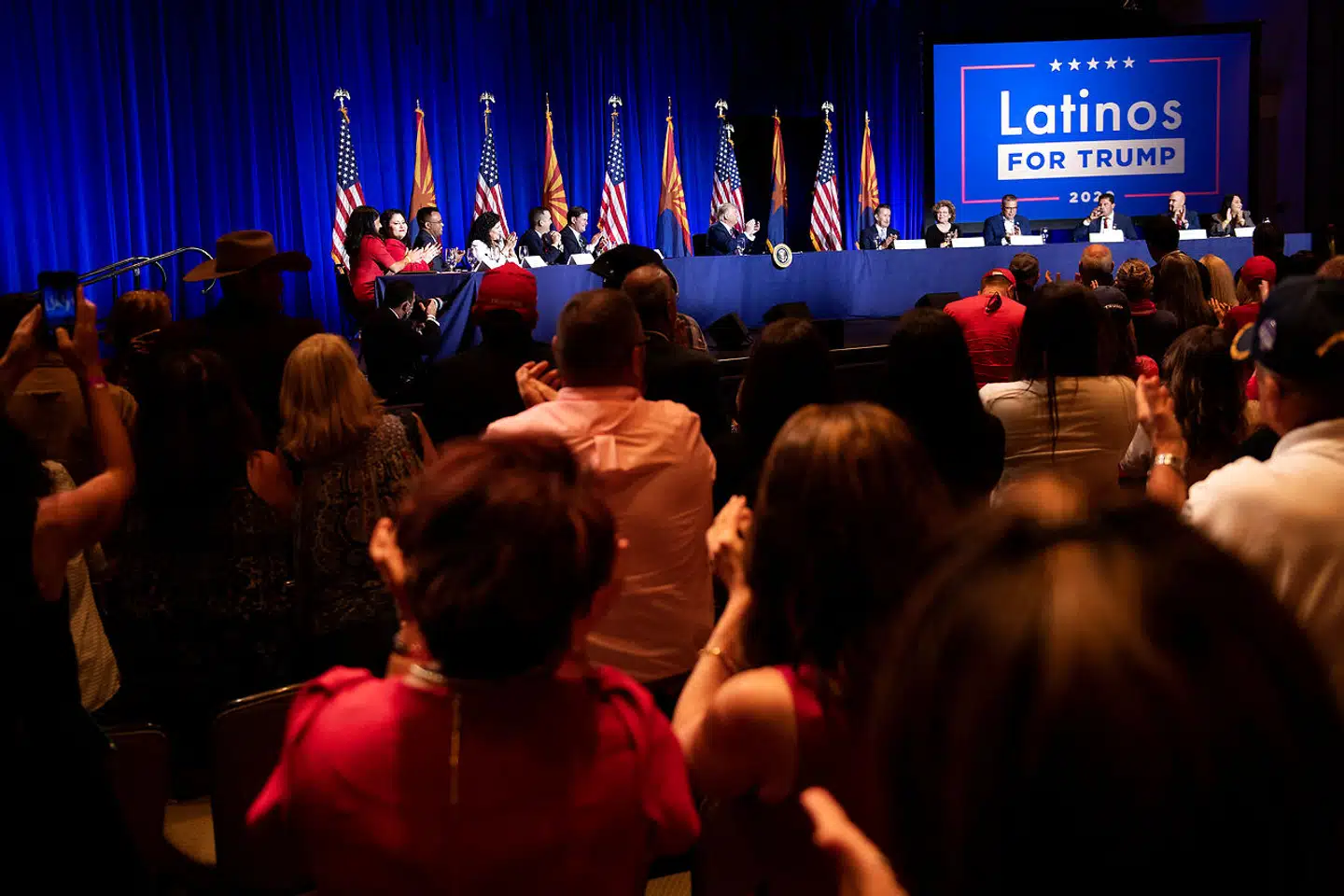 Præsident Donald Trump til valgmøde med latinoer i Phoenix, Arizona for et par år siden. Han fik til overraskelse for mange 32 procent af latinostemmerne ved valget i 2020, og meningsmålingerne tyder på, at mønstret gentager sig ved det kommende midtvejsvalg. Foto: Brendan Smialowski / AFP