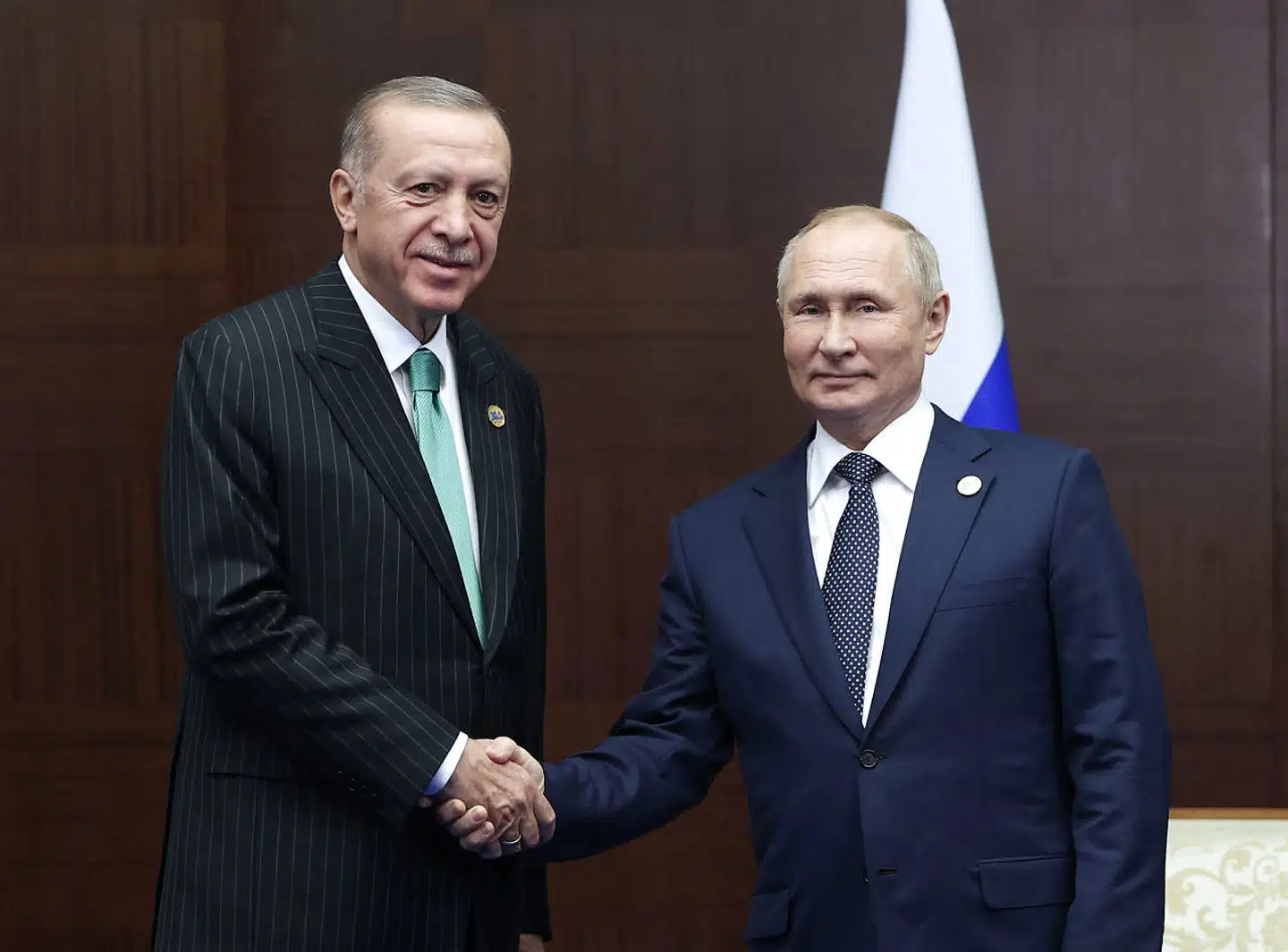 Den tyrkiske præsident Recep Tayyip Erdogan (tv.) sammen med russiske præsident Vladimir Putin (th.) d. 13. oktober 2022. Foto: AFP, Scanpix.