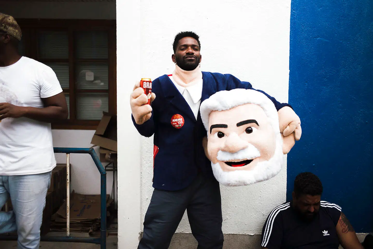 En tilhænger af den tidligere socialistiske præsident Lula, der kan true Bolsonaro, slapper af i valgkampen. Foto: Steffen Stubager