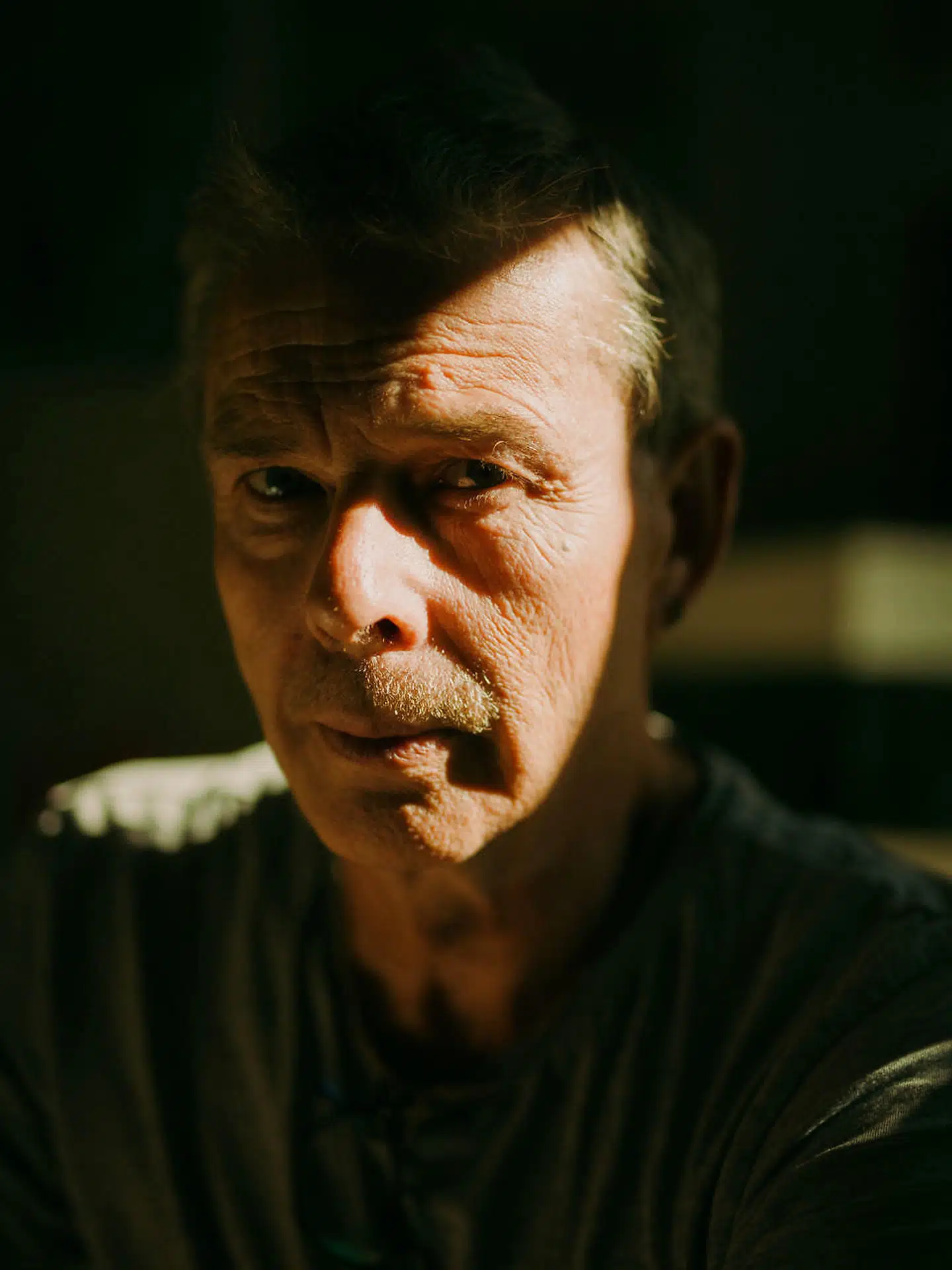 Rene Hauvschjildt, mekaniker på nedsat tid, forstår godt, hvorfor folk stjæler brænde. Foto: Kasper Løftgaard