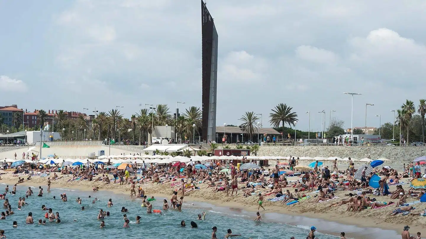 Danskernes yndlings feriedestination er Spanien. Her ved Bogatell strand i Barcelona.