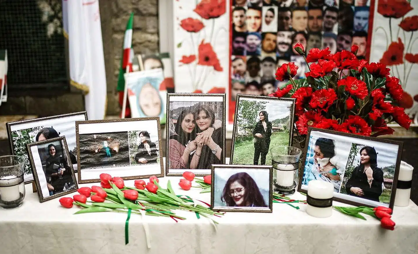 Et bord med fotos af den afdøde Mahsa Amini er blevet stillet op foran den iranske ambassade i Berlin. Foto: Clemens Bilan, Scanpix