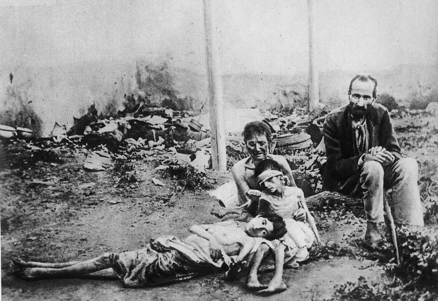 Den russiske borgerkrig 1917-1923 havde forfærdende konsekvenser for ikke mindst landbefolkningen. Regimets håndgangne mænd beslaglagde bøndernes afgrøder til byernes sultende befolkninger med henvisning til, at svinerige bønder, kulakkerne, forsøgte at sabotere revolutionen. Her en påstået kulakfamilie i Volgaregionen i vinteren 1921/22. Foto: Scanpix