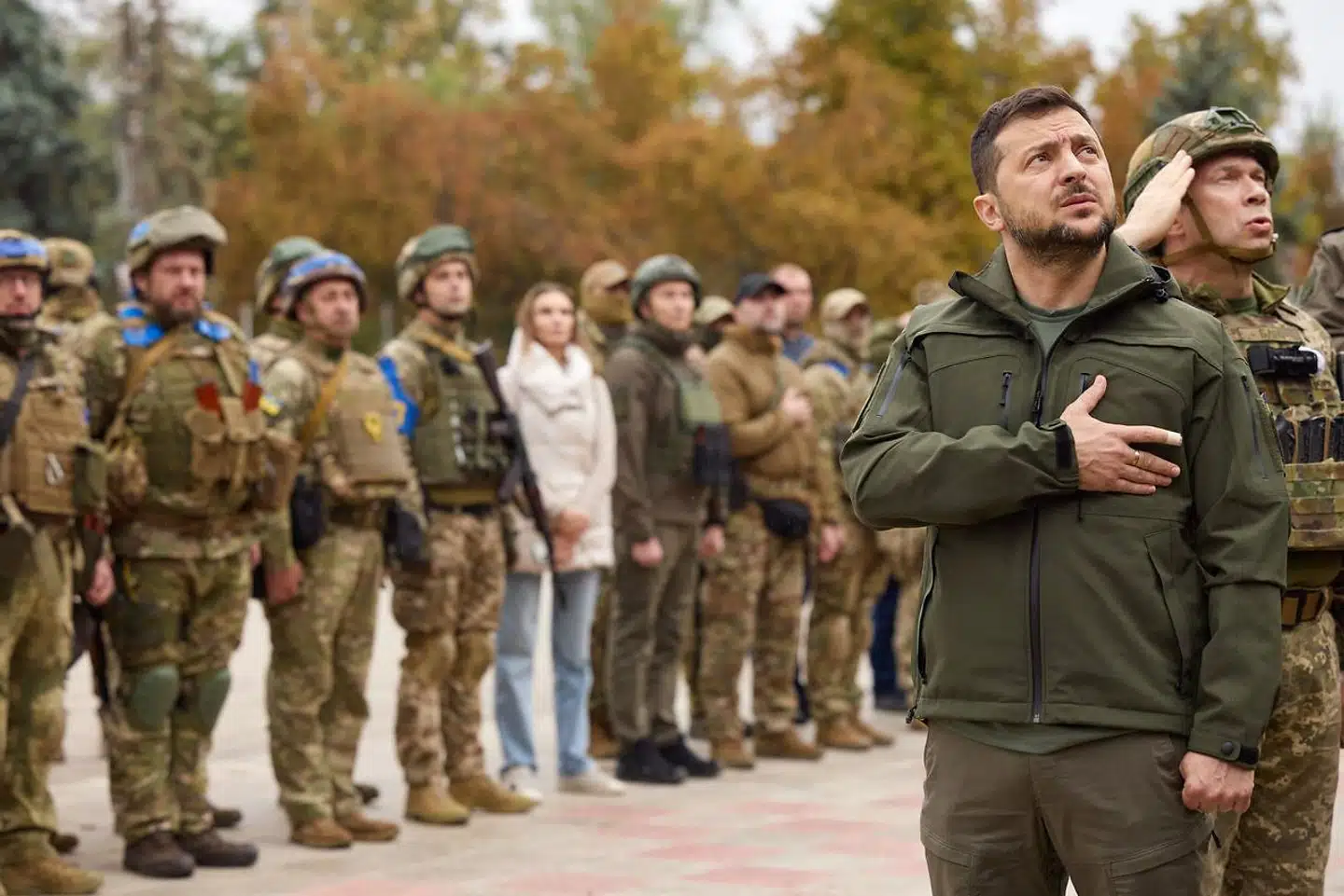 Ukraines præsident Volodymyr Zelenskyj ved flaghejsningen af det ukrainske flag i den generobrede by Izjum i Kharkiv-regionen, der militærstrategisk har stor betydning for Ruslands mulighed for at få forsyninger bragt frem til styrkerne i syd fra nord. Foto: AFP / Scanpix.